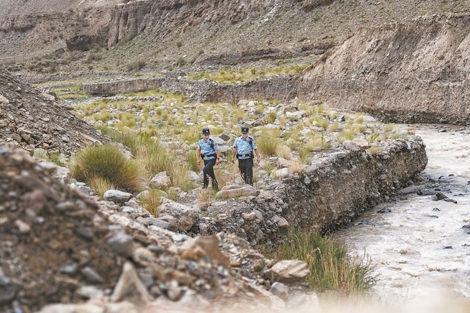 7月19日，新疆邊檢總站克州邊境管理支隊康蘇邊境檢查站民警輔警來到轄區(qū)烏恰縣康蘇水庫開展巡邏。明懿攝