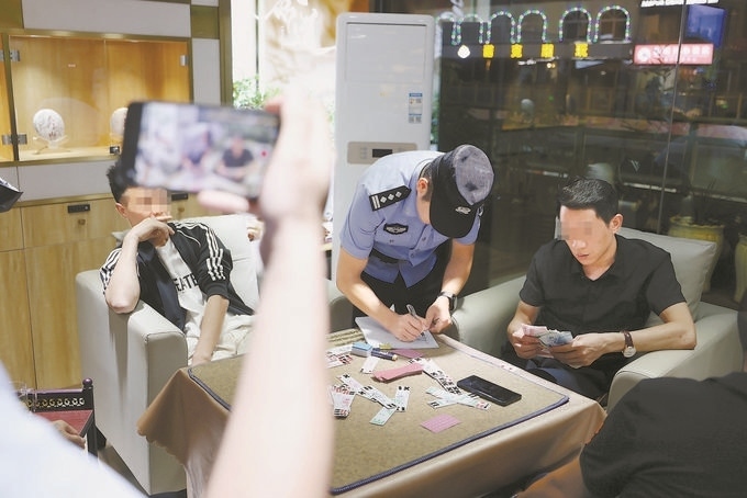 9月7日，云南省昆明市公安機(jī)關(guān)對棋牌室開展檢查。