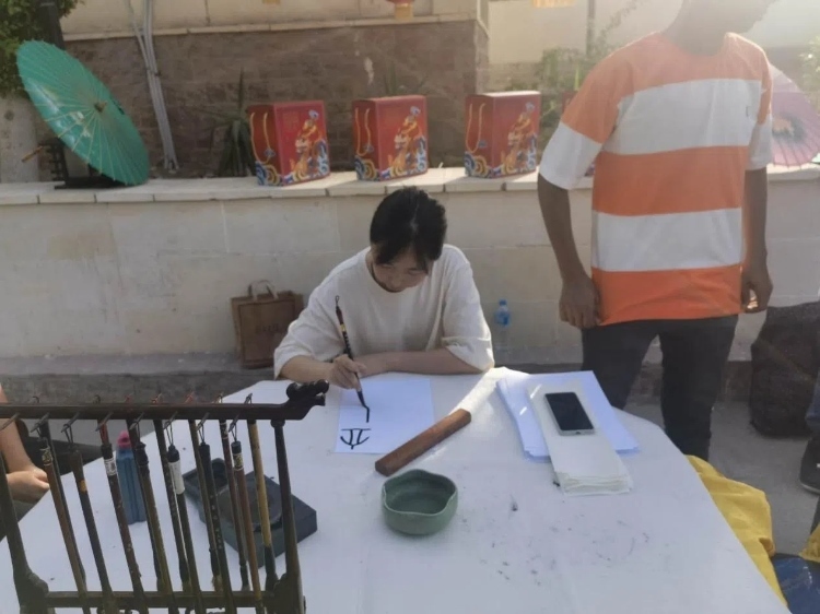 開羅文化中心漢語教師表演中國書法。開羅中國文化中心供圖