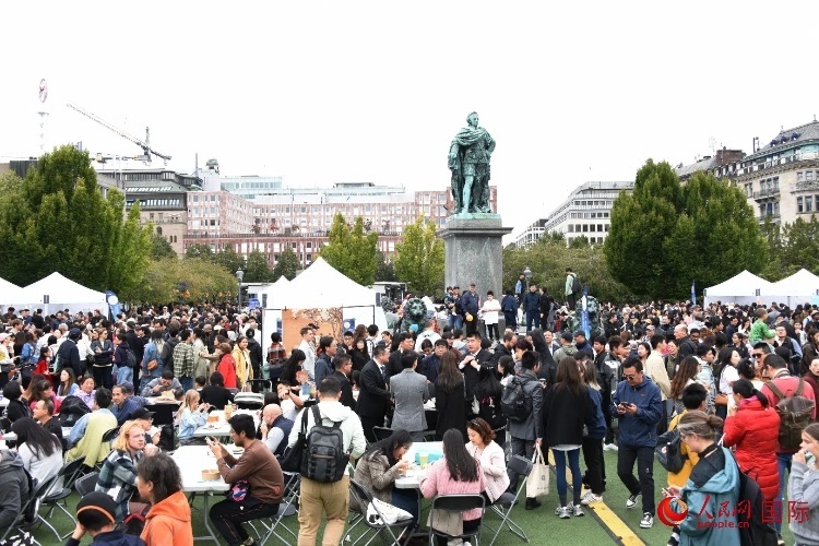 “天涯共此時(shí)——中秋游園會”在斯德哥爾摩國王花園舉辦。人民網(wǎng)記者 殷淼攝