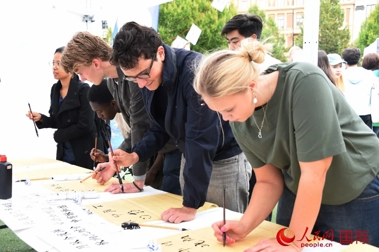 體驗(yàn)中國書法。人民網(wǎng)記者 殷淼攝