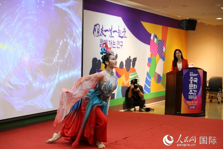 中國演員在中國文化周開幕式上表演舞蹈。人民網(wǎng)記者 莽九晨攝