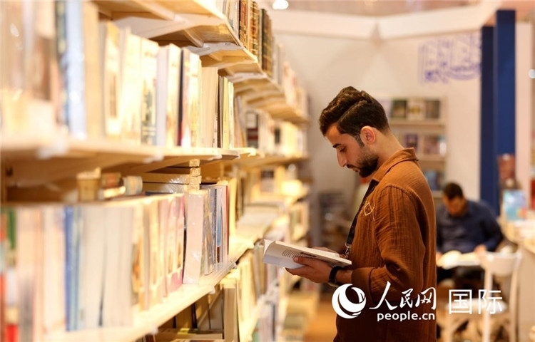 一位民眾在讀書。人民網(wǎng)中東中心分社奧馬爾·哈利勒攝