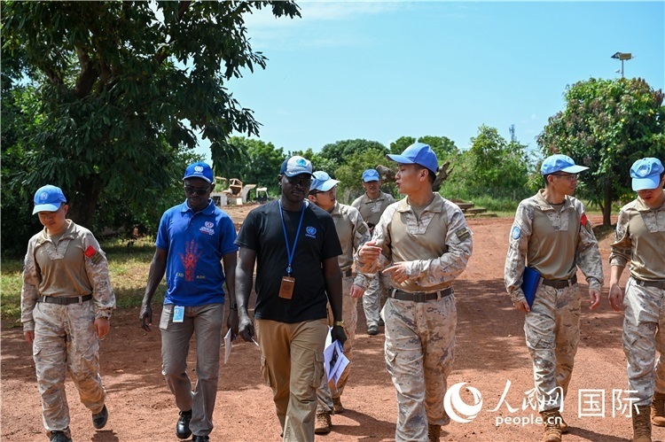 圖2 檢查組實(shí)地查驗(yàn)。孫千攝