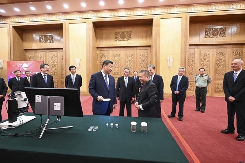 △2024年9月23日，習(xí)近平總書記等參觀月球樣品和探月工程成果展覽。