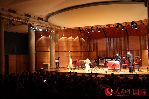 中國(guó)歌劇舞劇院的音樂(lè)家表演京劇曲牌《夜深沉》。人民網(wǎng)記者 禹麗敏攝