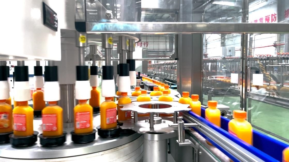 一輕食品（丹江口）產(chǎn)業(yè)園內(nèi)的桔汁飲料生產(chǎn)線。 受訪者供圖