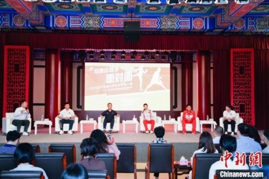 吳愉、王德新、沈?qū)W軍、江海東、朱曉蕾與在座同學(xué)們分享個(gè)人的體育故事與成長(zhǎng)感悟。上海市港澳辦供圖