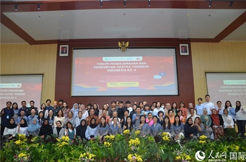 與會嘉賓與阿拉扎大學(xué)師生合影。人民網(wǎng)記者 李培松攝