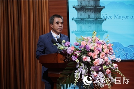 泉州市人民政府副市長姚飛在“走進(jìn)中華文明——海絲印記 世遺泉州”主題人文交流活動中致辭。人民網(wǎng) 王婧攝