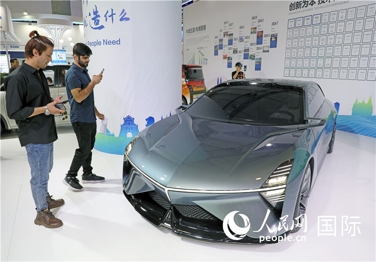 東博會(huì)上，上汽通用五菱展出的一款名為“東盟之光”的新能源概念車吸引參觀者駐足。人民網(wǎng)記者趙益普攝