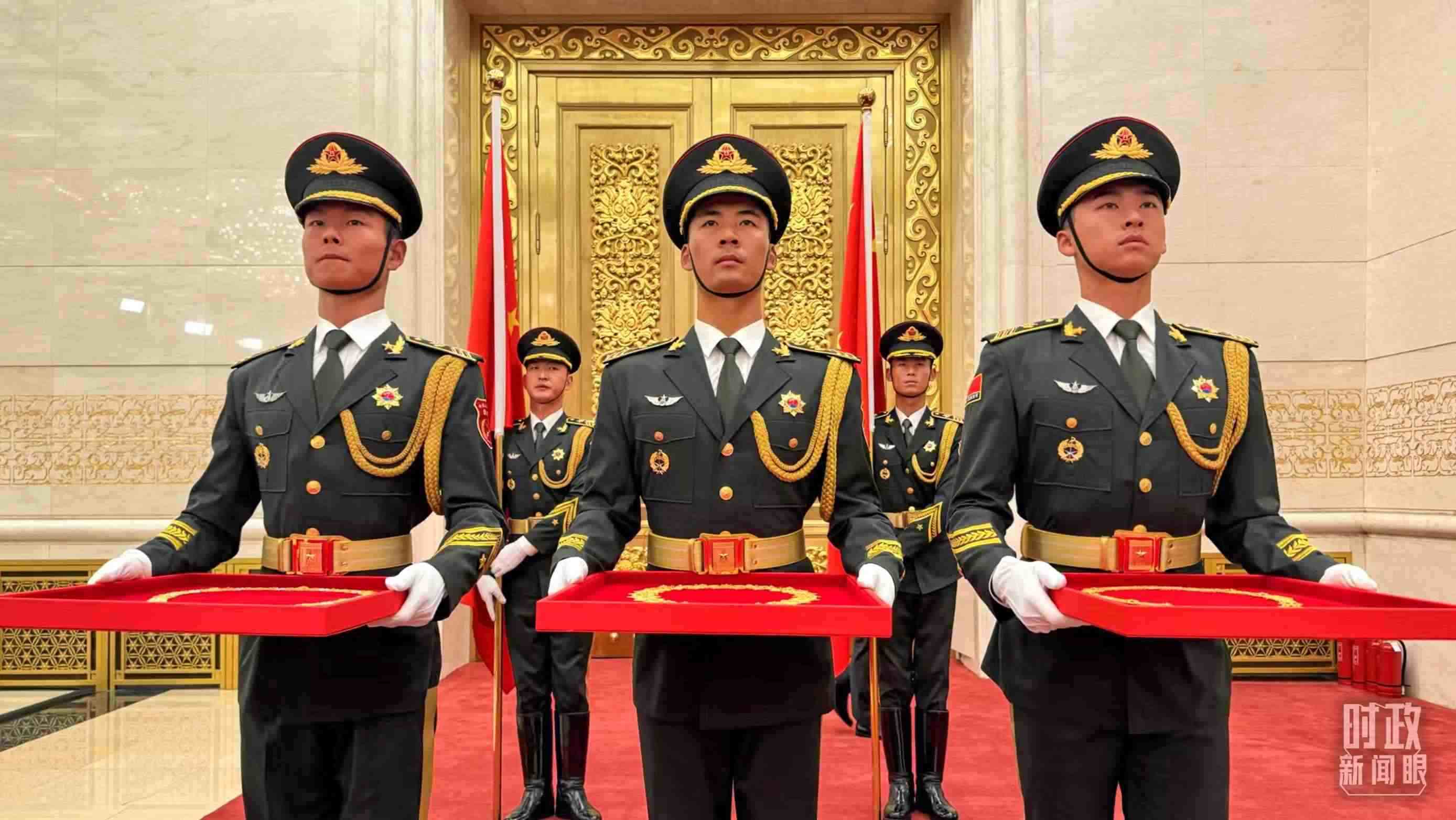 禮兵手捧共和國勛章、友誼勛章和國家榮譽(yù)稱號(hào)獎(jiǎng)?wù)?。（總臺(tái)央視記者李增仁拍攝）