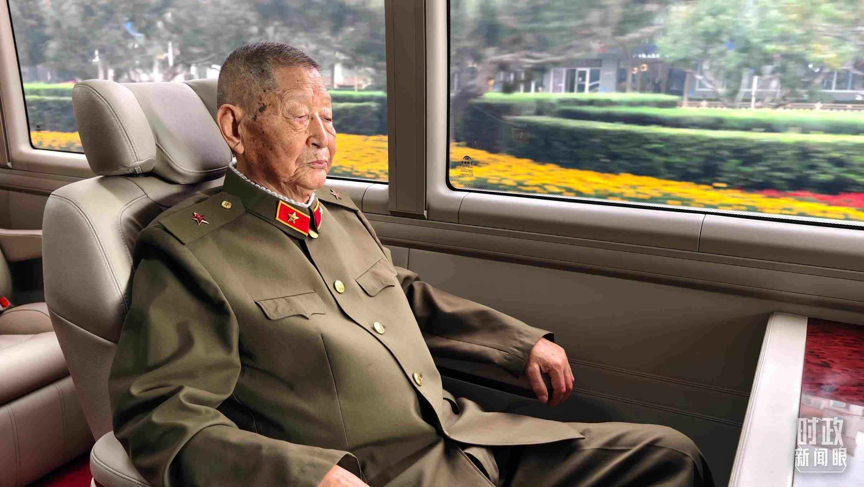 “共和國勛章”獲得者黃宗德乘坐禮賓車前往人民大會(huì)堂。（總臺(tái)央視記者胡瑋拍攝）