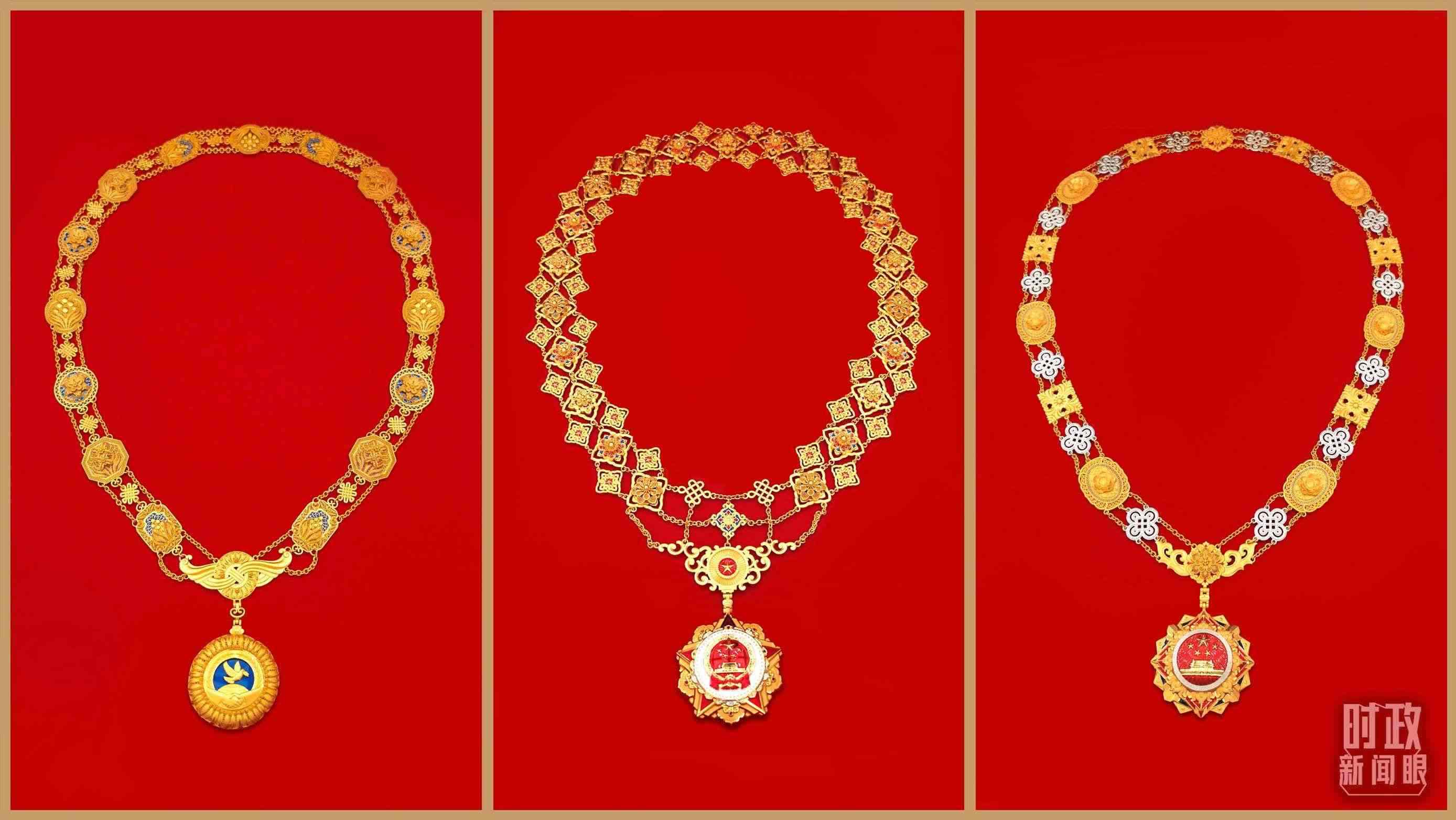 “共和國勛章”（中）、“友誼勛章”（左）和國家榮譽(yù)稱號(hào)獎(jiǎng)?wù)拢ㄓ遥?。（總臺(tái)央視記者郭鴻、鄂介甫拍攝）