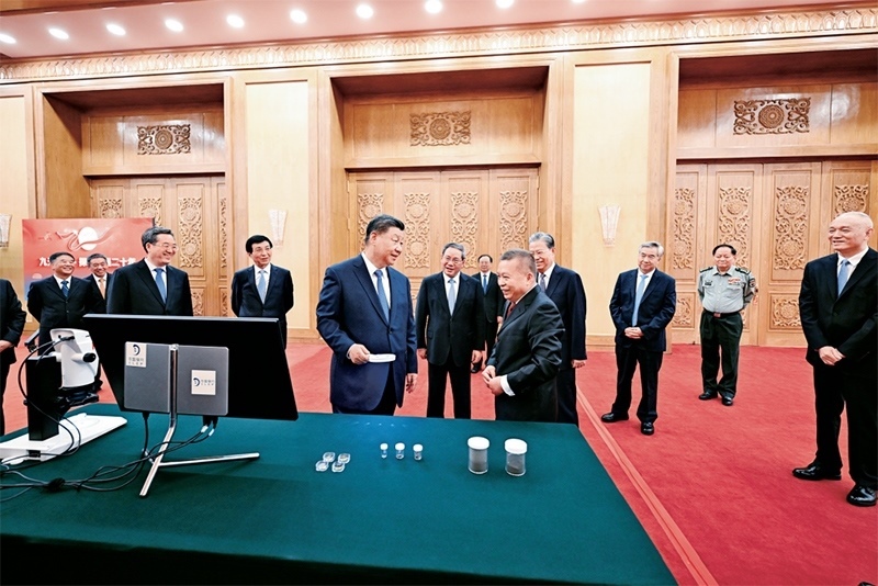 2024年9月23日，黨和國(guó)家領(lǐng)導(dǎo)人習(xí)近平、李強(qiáng)、趙樂(lè)際、王滬寧、蔡奇、丁薛祥、李希等在人民大會(huì)堂接見(jiàn)探月工程嫦娥六號(hào)任務(wù)參研參試人員代表并參觀月球樣品和探月工程成果展覽。這是習(xí)近平等參觀月球樣品和探月工程成果展覽。 新華社記者 謝環(huán)馳/攝