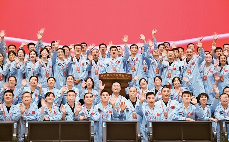 嫦娥六號(hào)完成了人類歷史上首次月球背面采樣，突破了多項(xiàng)關(guān)鍵技術(shù)，是我國建設(shè)航天強(qiáng)國、科技強(qiáng)國取得的又一標(biāo)志性成果，是我國探月工程的重要里程碑。圖為2024年6月25日，嫦娥六號(hào)任務(wù)圓滿成功后，工作人員在北京航天飛行控制中心合影。 新華社記者 金良快/攝