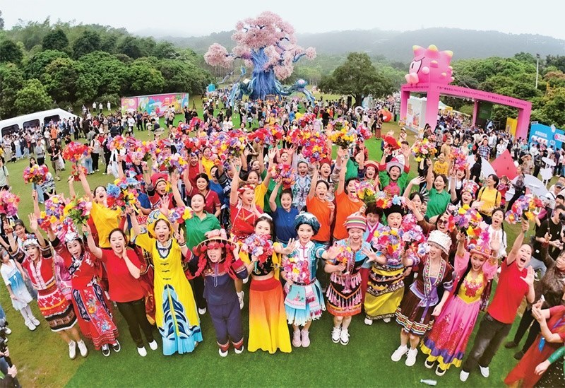 自2014年起，廣西持續(xù)舉辦“廣西三月三·八桂嘉年華”活動(dòng)，各地民族民俗活動(dòng)次第登臺(tái)，精彩紛呈，這個(gè)傳統(tǒng)民族節(jié)慶已演變?yōu)楦髯迦嗣窆蚕砉矘返墓?jié)日盛會(huì)和知名文化旅游品牌。圖為2024年4月11日在南寧市拍攝的活動(dòng)主會(huì)場。 新華社記者 周華/攝