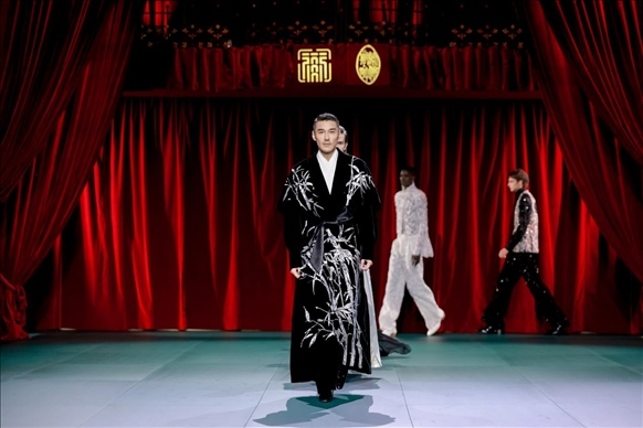 9月28日，模特在法國巴黎舉行的“2024巴黎·恭王府服飾秀”上展示服裝（主辦方供圖）