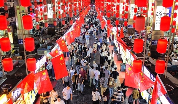 國慶臨近，河南省洛陽市老城歷史文化街區(qū)裝扮一新，國旗招展，處處洋溢著濃厚的國慶節(jié)日氛圍。來源：人民圖片網(wǎng)