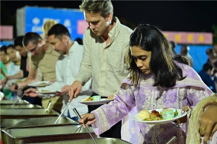 外國友人品嘗中國美食。馬騫攝