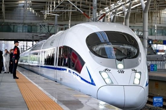 10月1日，由銀川開往惠農(nóng)的C8218次列車從銀川站駛出。