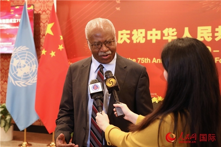 聯(lián)大主席菲勒蒙在招待會現(xiàn)場接受媒體采訪，他向中國政府和人民致以節(jié)日祝賀，表示中國的發(fā)展成就令人驚嘆。人民網(wǎng)記者 李志偉攝