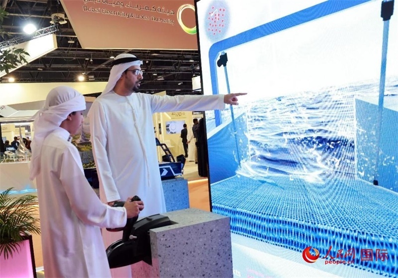 一名兒童在模擬操作船舶，撿拾海洋垃圾。人民網(wǎng)記者管克江攝