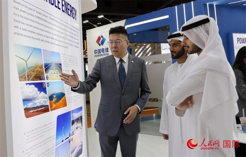 中國電建中東北非區(qū)域總部負責人向觀眾介紹公司承建的可再生能源項目。人民網(wǎng)記者 管克江攝