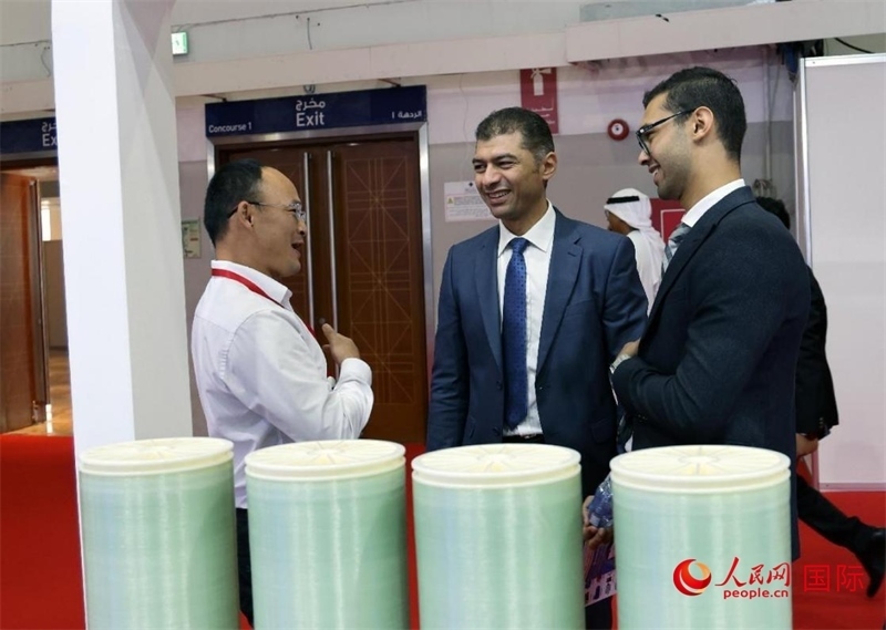 中外參展商交流。人民網(wǎng)記者管克江攝