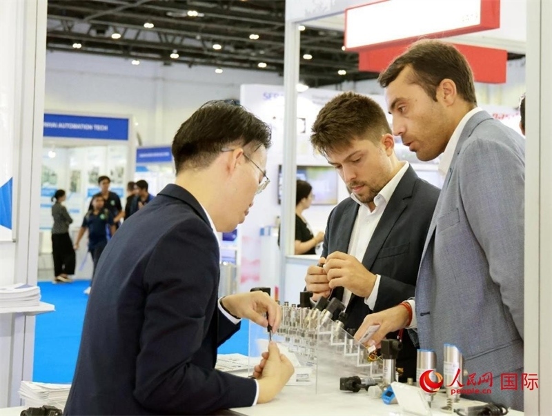 中外展商交流。人民網(wǎng)記者管克江攝