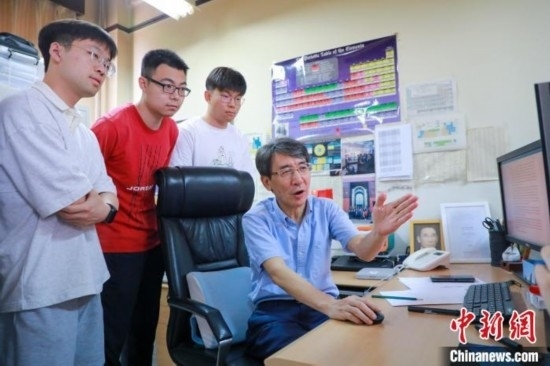 薛其坤在指導學生。 (受訪者供圖)