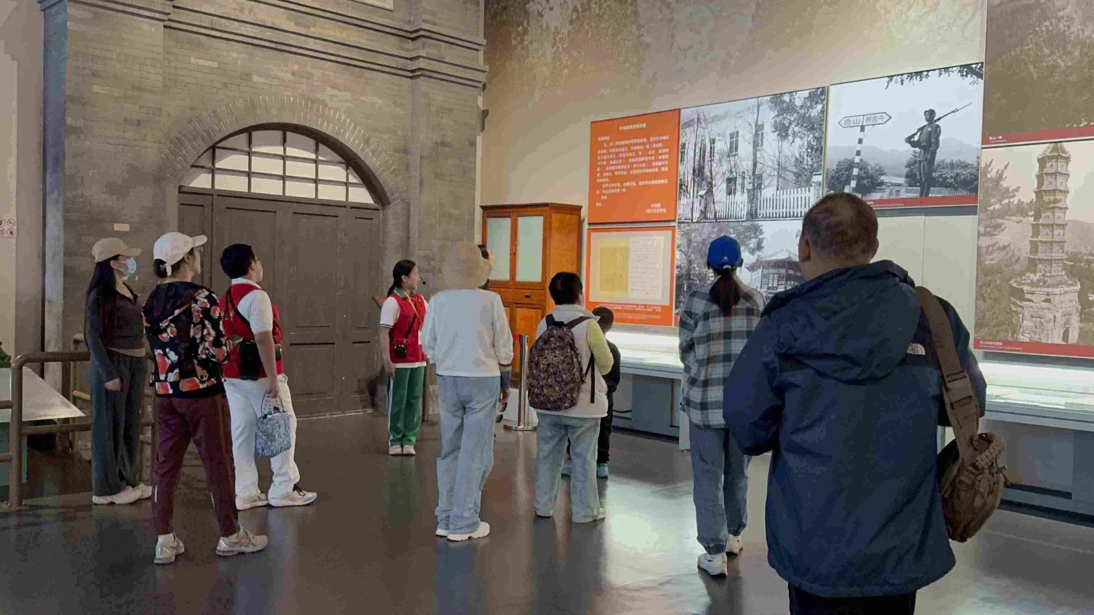 10月4日，北京香山革命紀念館內(nèi)，一名“紅領(lǐng)巾志愿者”正在為參觀者講解。人民網(wǎng)記者 劉微攝