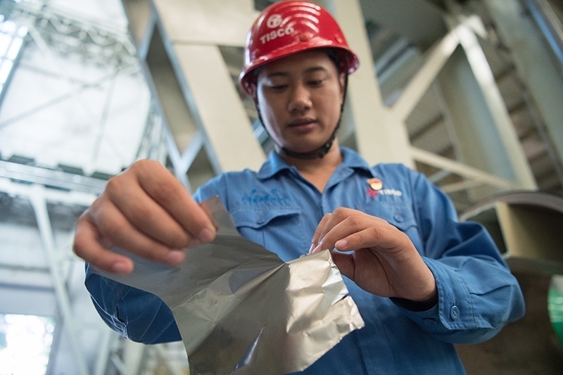 2018年8月8日，山西省太原市，太鋼不銹鋼精密帶鋼有限公司工作人員用手撕開不銹鋼。