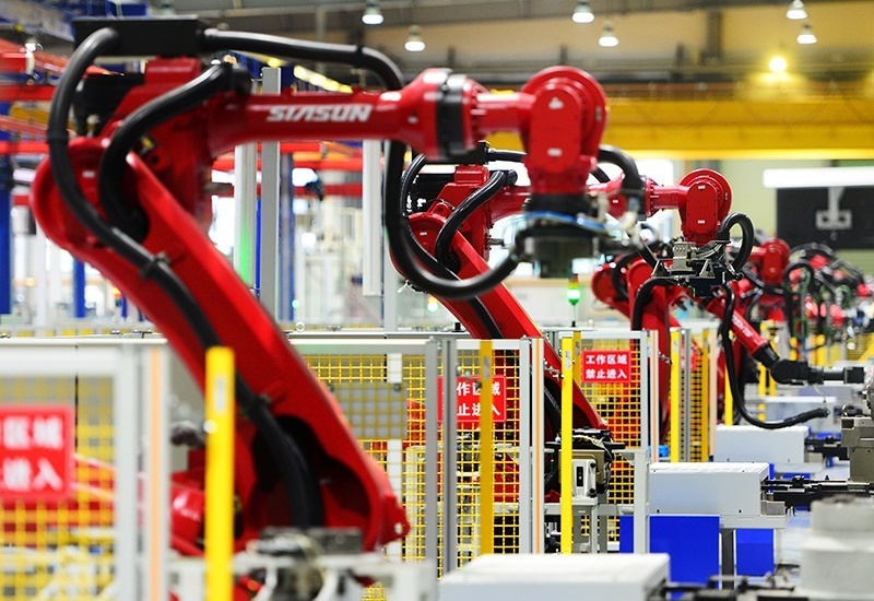 2019年11月22日，沈陽，一家數(shù)字化智能工廠內(nèi)，名為SR210的機(jī)器人正在自主地抓取各種零部件，快速組裝稍小的工業(yè)機(jī)器人。