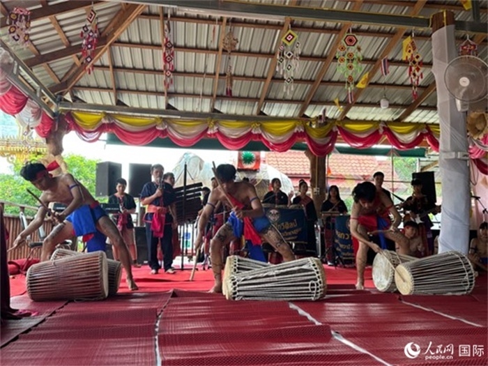泰國藝術(shù)團(tuán)體給游客表演當(dāng)?shù)貍鹘y(tǒng)舞蹈。人民網(wǎng)記者 簡承淵攝