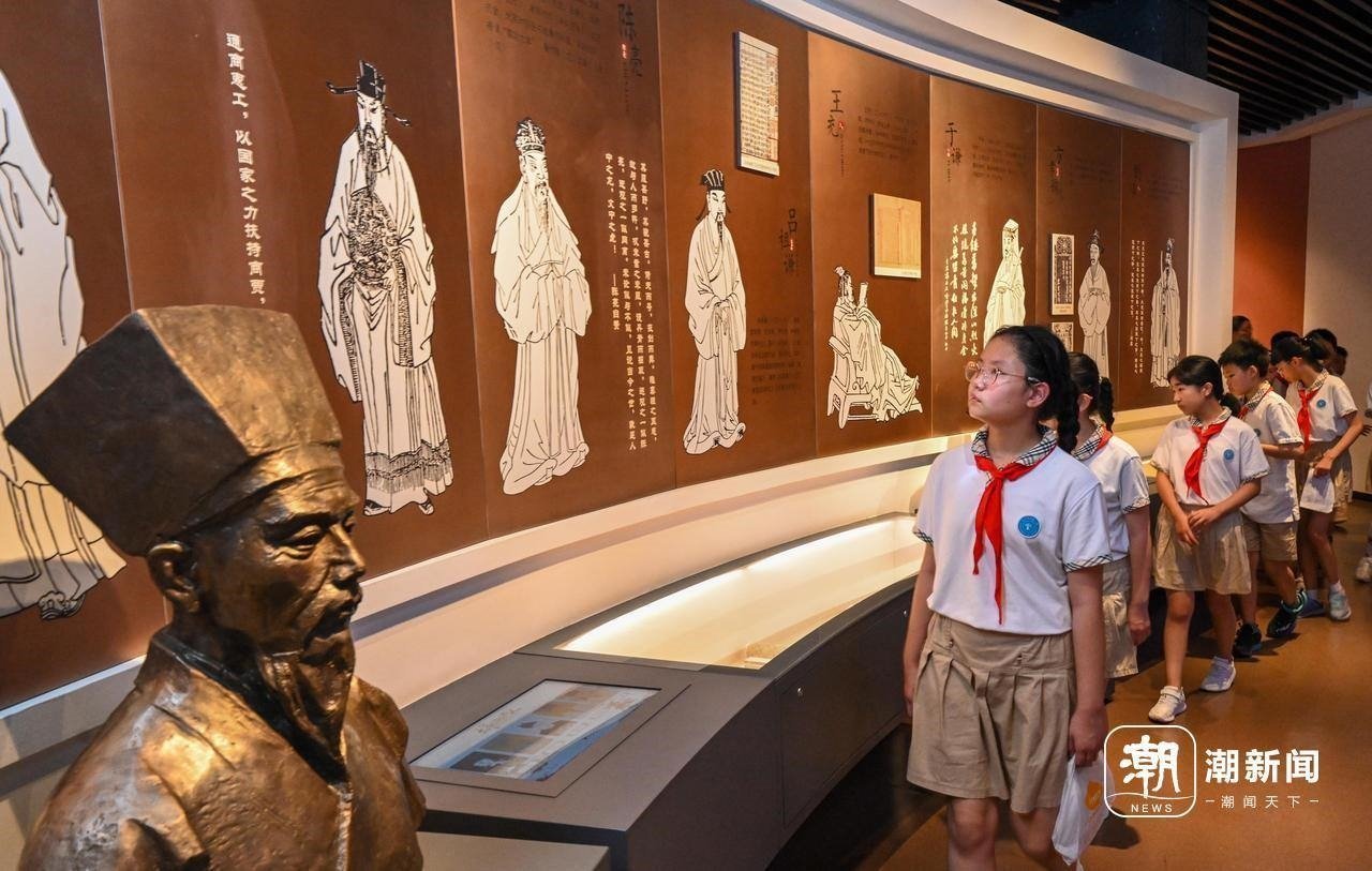 來自杭州市政苑小學的學生走進浙江省檔案館“大寫浙江人”展廳，近距離“觸摸”歷史、走進榜樣、聆聽故事，激發(fā)愛黨愛國愛家熱情。記者 董旭明 攝