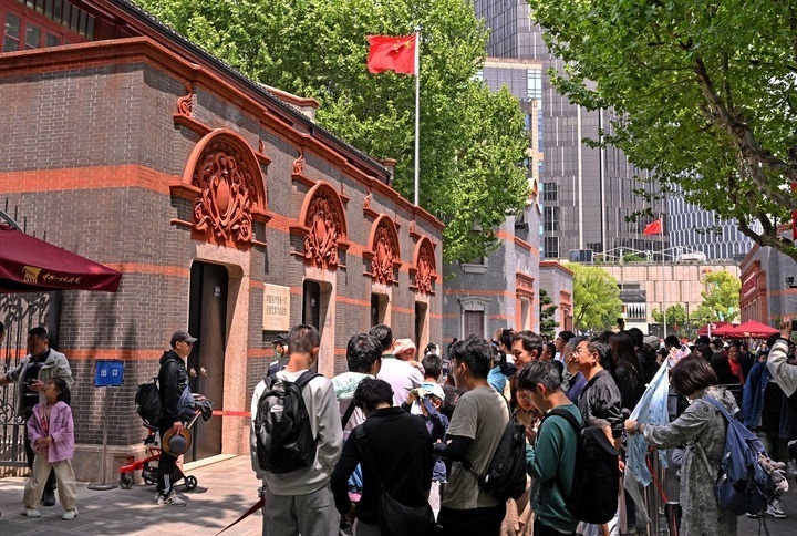 2024年5月3日，游客在位于上海的中共一大會(huì)址前參觀。新華社記者 劉穎 攝