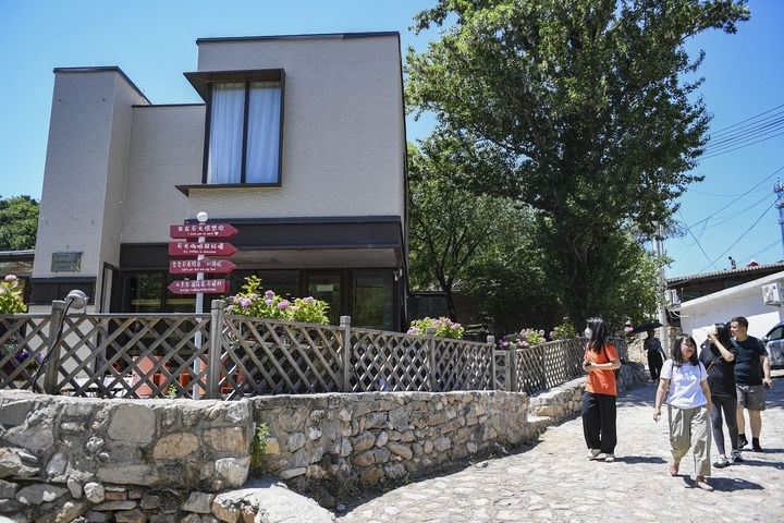 游客在北京延慶石峽村觀光（2024年6月1日攝）。新華社記者 陳鐘昊 攝