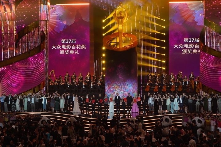 2024年8月4日，在四川成都，第37屆大眾電影百花獎(jiǎng)獲獎(jiǎng)?wù)吆痛蟊娫u(píng)審在舞臺(tái)上合影。新華社記者 唐文豪 攝