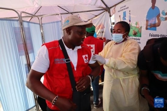 10月5日，在剛果（金）北基伍省首府戈馬市一座醫(yī)院內(nèi)，醫(yī)護人員為一名聯(lián)合國兒童基金會工作人員接種猴痘疫苗。新華社發(fā)（阿蘭·烏亞卡尼攝）