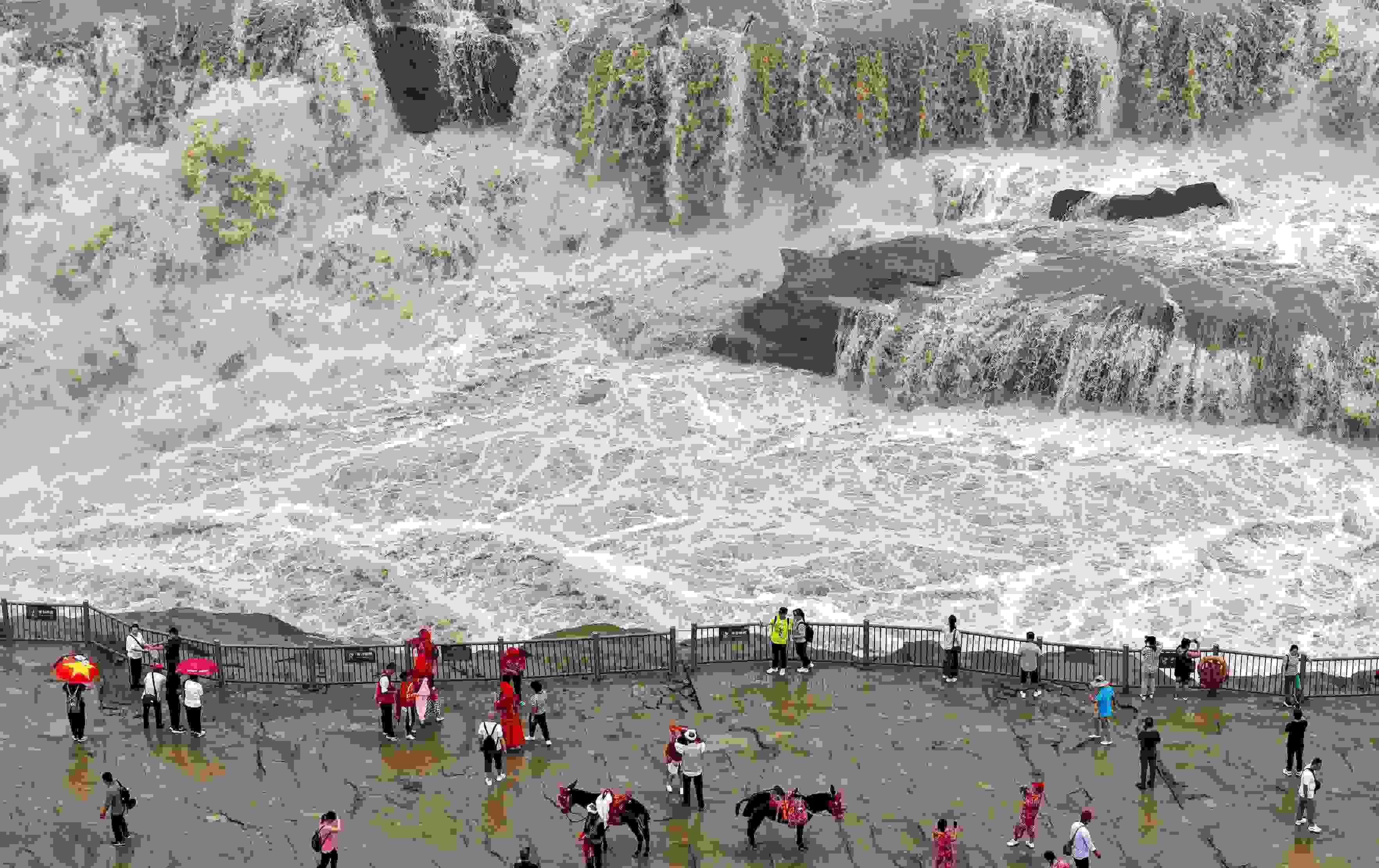 △2024年9月，游客在黃河壺口瀑布景區(qū)游覽。