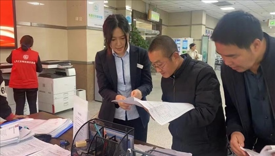 四川省成都市溫江區(qū)市場監(jiān)管局工作人員為群眾提供幫辦服務。圖片來源：人民網(wǎng)四川頻道