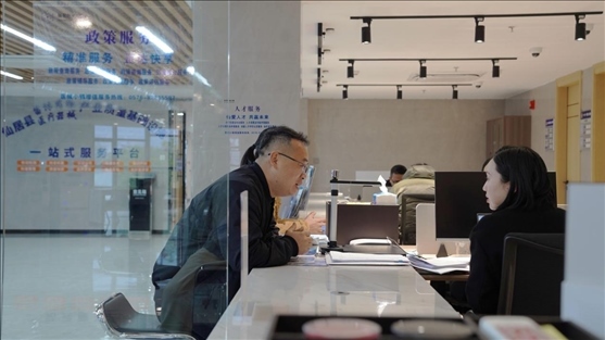 浙江省臺州市辦事群眾在政務服務中心咨詢業(yè)務辦理相關問題。圖片來源：人民網(wǎng)浙江頻道