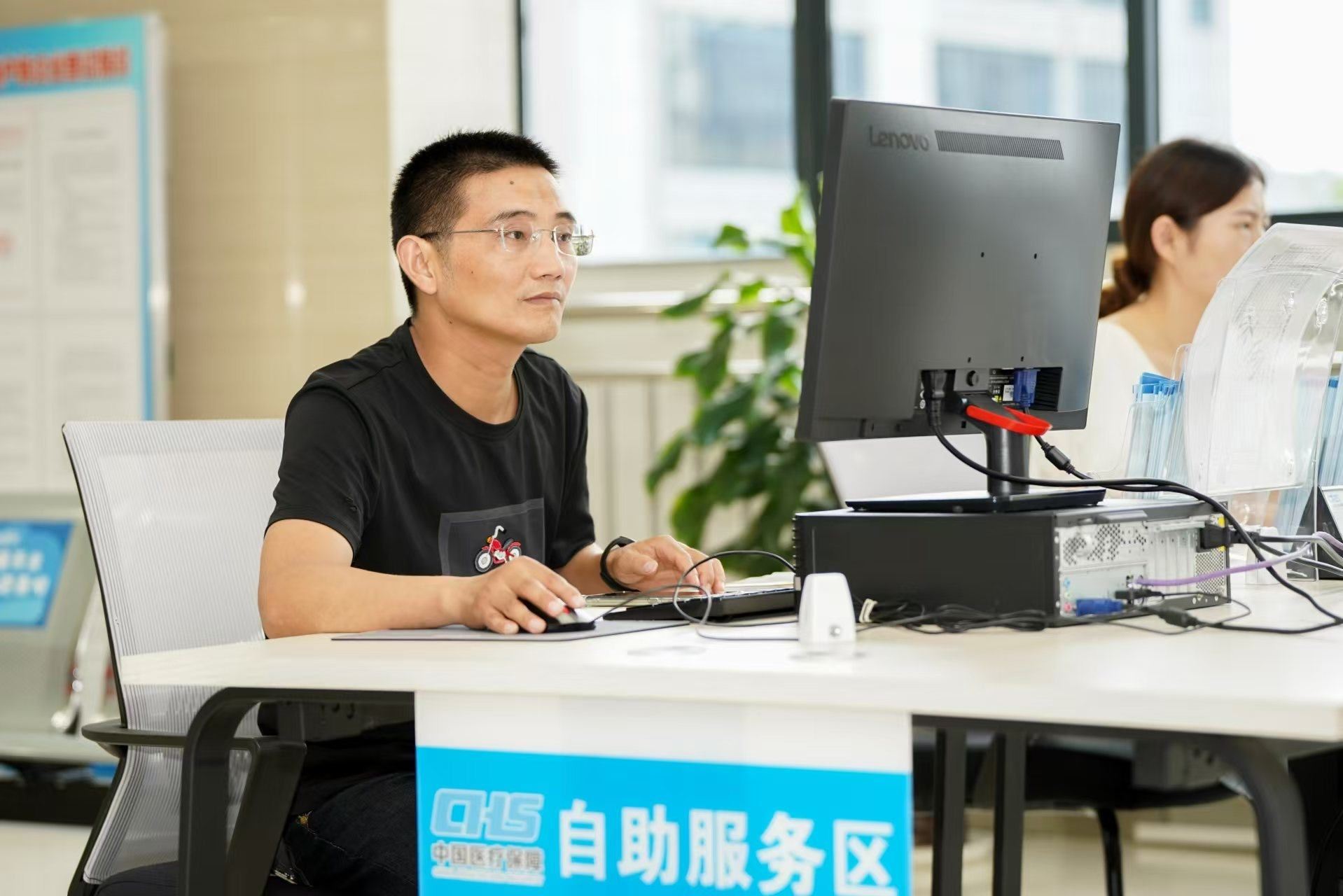 安徽省池州市市民在政務服務大廳自助辦理業(yè)務。圖片來源：人民網(wǎng)安徽頻道