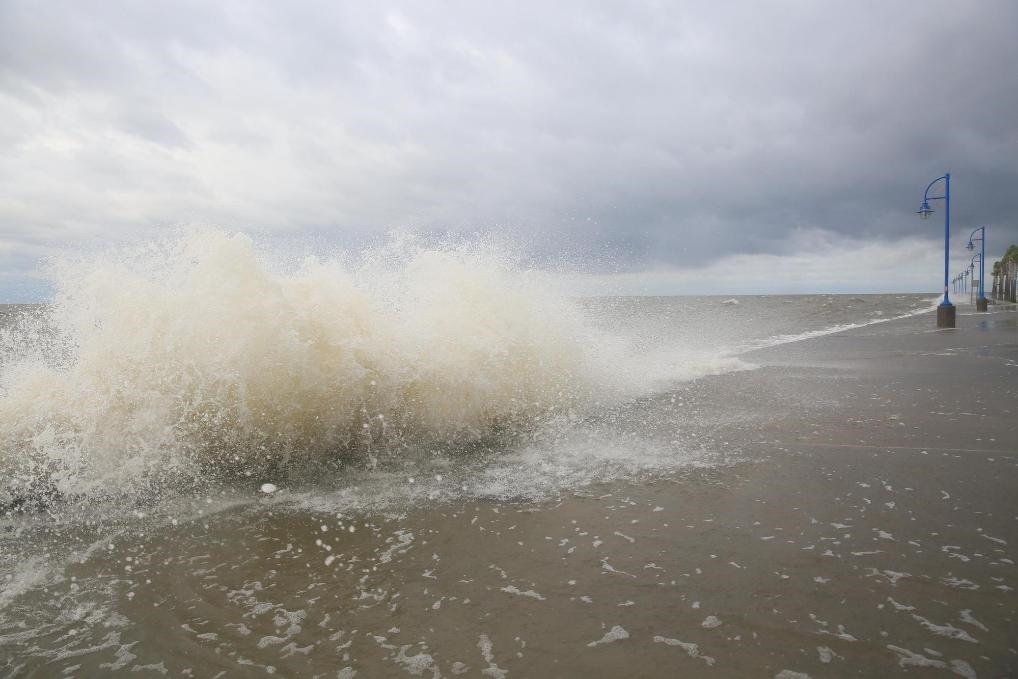 2020年9月15日，受颶風(fēng)“薩莉”影響，美國(guó)路易斯安那州新奧爾良的龐恰特雷恩湖巨浪拍岸。新華社發(fā)（魏蘭攝）