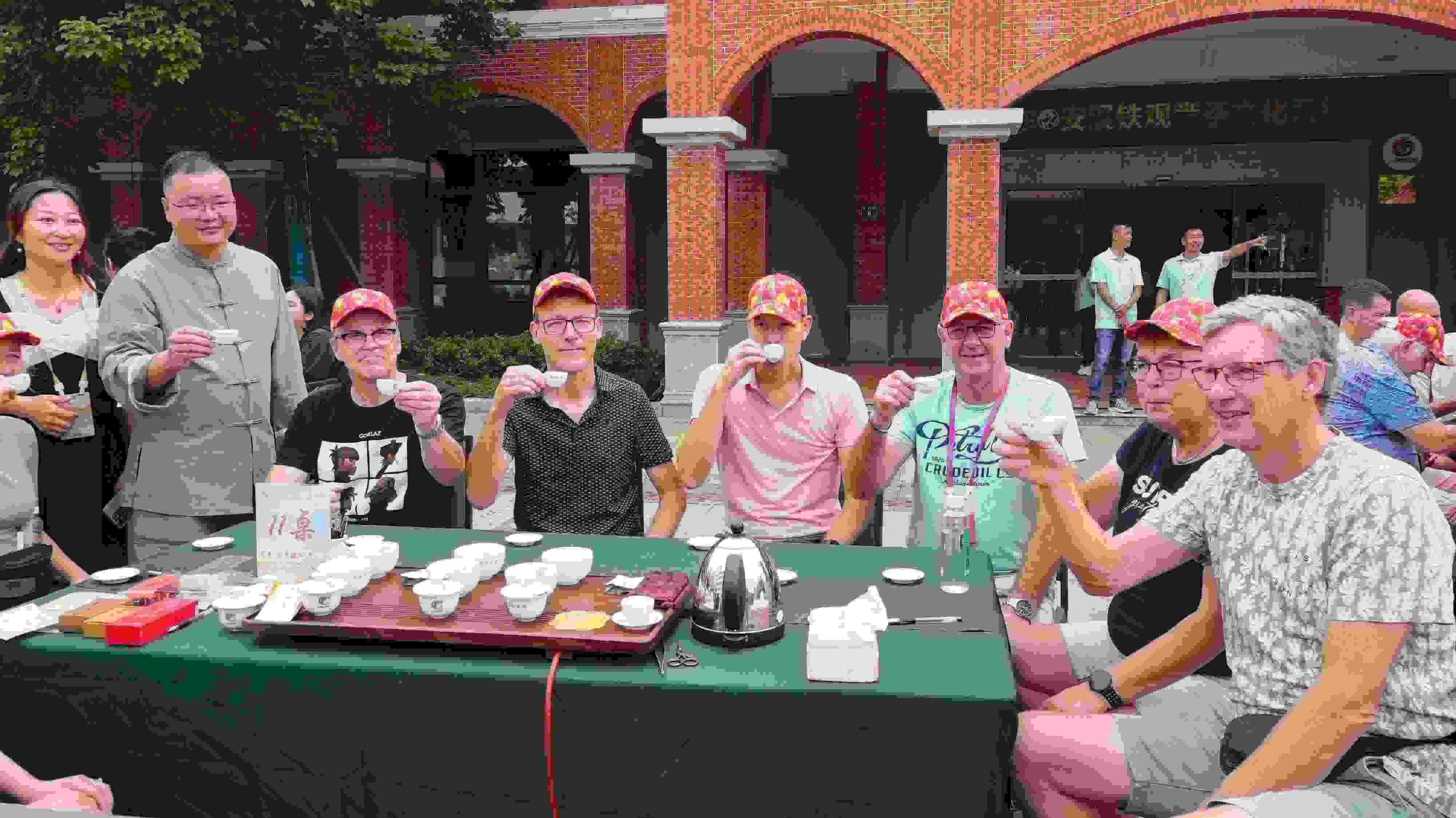 2023年10月4日，福建泉州，外國(guó)人品中國(guó)茶。