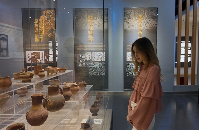 麗娜在吐魯番博物館參觀。劉妍希攝