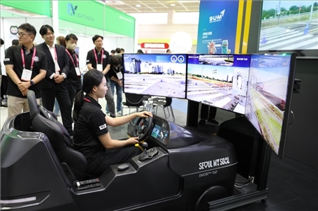 “智慧生活周”博覽會(huì)上展示的模擬駕駛系統(tǒng)。人民網(wǎng)記者 莽九晨攝