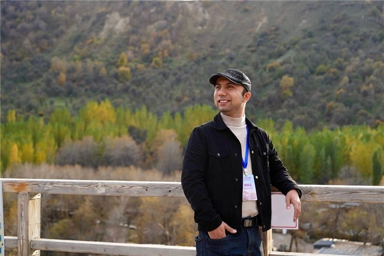 阿布德吾力參加“萬人說新疆”優(yōu)秀作者媒體行活動留影。受訪者供圖