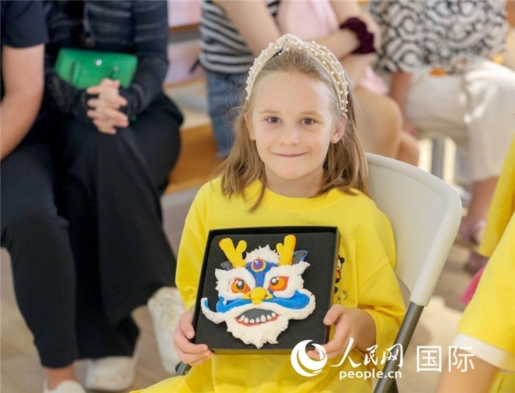 一名中文愛好者手捧生肖畫。人民網(wǎng)中東中心分社塔里克·易卜拉欣攝